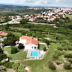 Family In With Pool And Sea View Vila