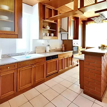 Family In With Pool And Sea View بوجي