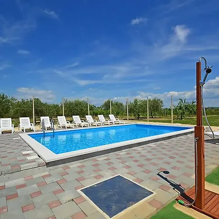 Family In With Pool And Sea View *